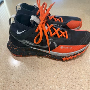 Orange Unisex Size M 6.0 (W 7.5). Youth Nike Shoes (Used)