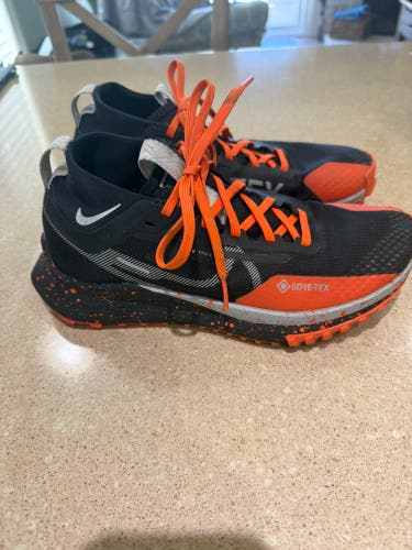 Orange Unisex Size M 6.0 (W 7.5). Youth Nike Shoes (Used)