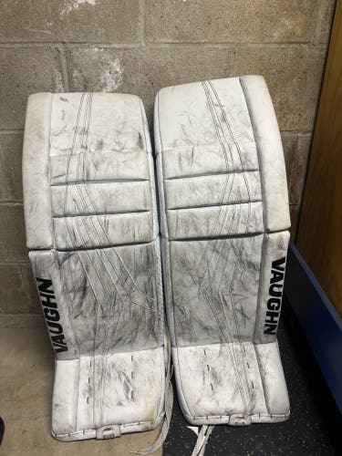 35" Vaughn Velocity V9 Pro Carbon Goalie Leg Pads (Used)