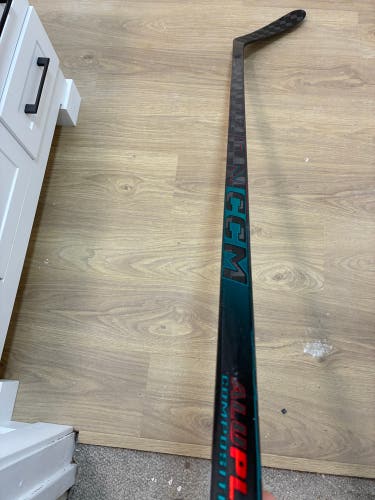 Intermediate CCM Vizion Right Handed Hockey Stick P28 55 Flex (Used)