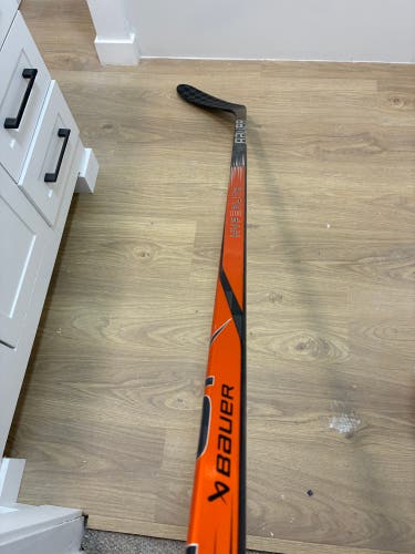 Senior Bauer Vapor Hyperlite 2 Left Hand Hockey Stick P28M 65 Flex Pro Stock (Used)