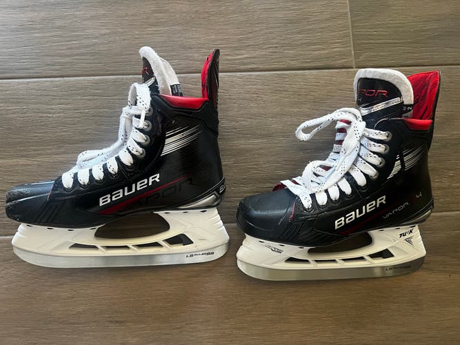 2023 Bauer Vapor X4 Hockey Skates Size 5.5 (Used)