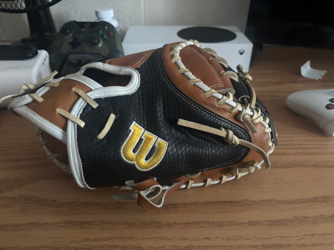 Wilson A2000 RH Catcher's Glove 33.5" (Used)