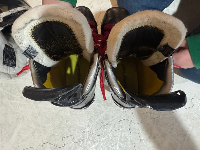 Black 2016 Bauer Supreme 1S Hockey Skates Regular Width Size 3 (Used)