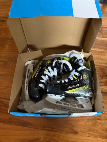 Bauer Vapor X4 Hockey Skates - Youth 9 (Used)