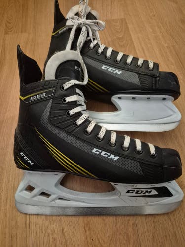 Black/White CCM 1052 Hockey Skates 11 (Used)