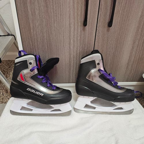Black Bauer Expedition Hockey Skates Size 4 (Used)