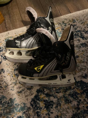 Graf Hockey Skates Regular Width 6.5 (Used)