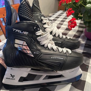 True SVH Pro Hockey Skates Regular Width 8.5 (New)