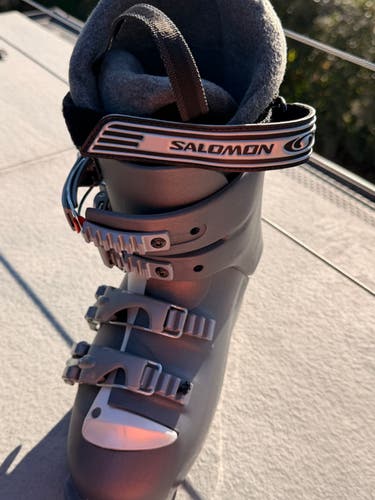 Mondo 23 & 23.5 Women's Salomon Performa 4.0 Ski Boots (New)