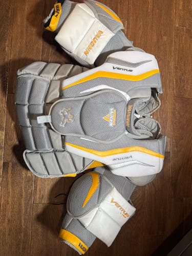 Medium Vaughn Ventus LT88 Goalie Chest Protector (Used)