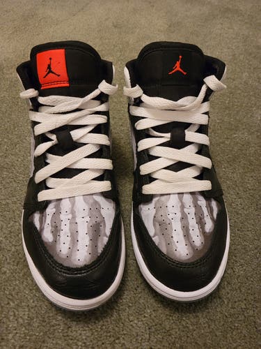 Nike Air Jordan 1 Mid SS "X-Ray" Kid's 1.5Y (Big Kids / Youth) Air Jordan Shoes (Used)