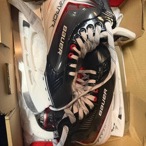 2025 Bauer Vapor Fly30 Hockey Skates Regular Width Size 5.5 (New)