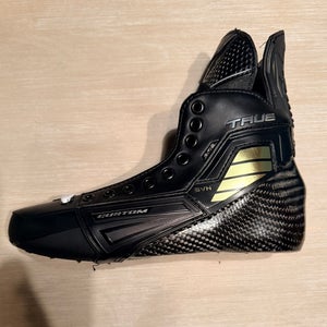 2026 True SVH Pro Hockey Skates Regular Width 9 (New)