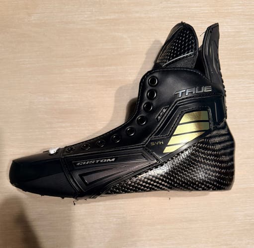 2026 True SVH Pro Hockey Skates Regular Width 9 (New)