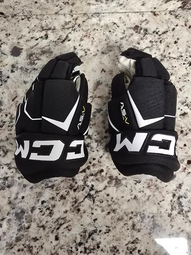 CCM D30 Gloves 9" (Used)