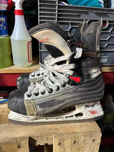 2005 Bauer Vapor XXX Hockey Skates Regular Width Size 6 (Used)