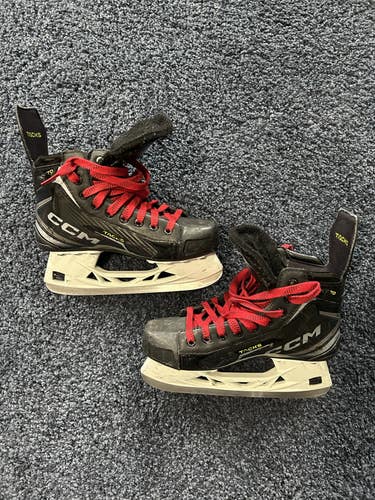 CCM Tacks XF 70 Hockey Skates Regular Width Size 5.5 (Used)