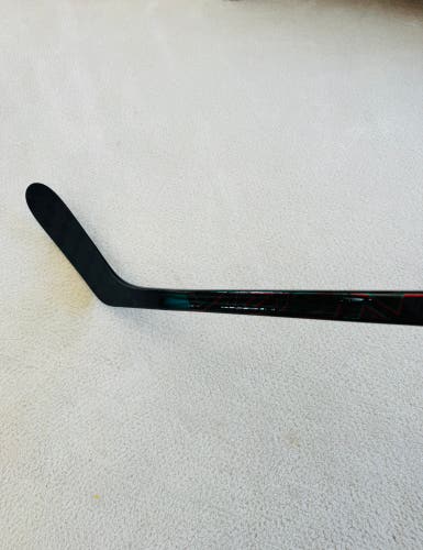 Senior CCM Vizion Right Handed Hockey Stick P28+1/4 85 Flex (New)