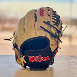 Pitcher's RH Wilson A2000 D33 Baseball Glove 11.75" (New)