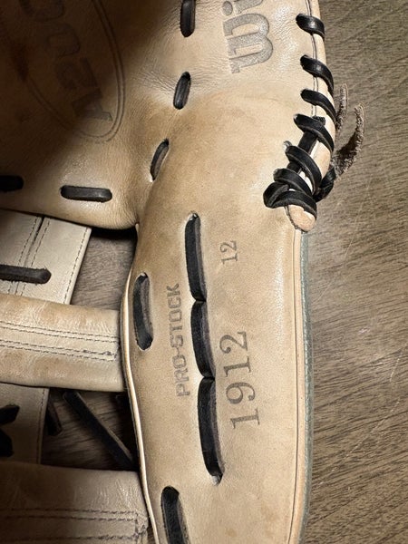 Wilson A2000 RH Baseball Glove 12" (Used)