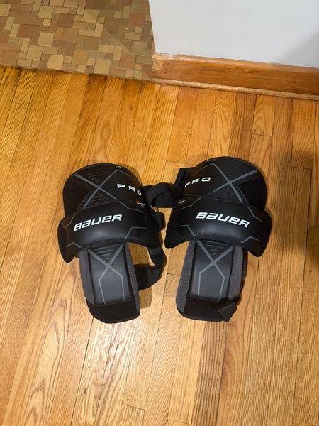 Senior Bauer Pro knee guards
(Used)