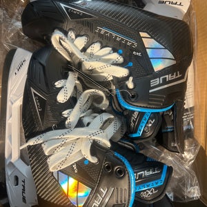 Black 2025 True Catalyst 7x4 Hockey Skates Regular Width 7.5 (New)