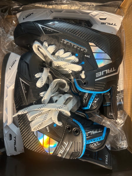 Black 2025 True Catalyst 7x4 Hockey Skates Regular Width 7.5 (New)