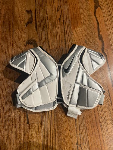 Nike lacrosse shoulder pads youth medium (Used)