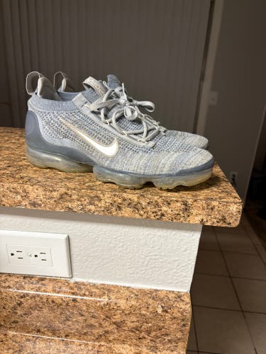 Gray Men's Size M 11.0 (W 12.0) Adult Nike Vapormax Shoes (Used)