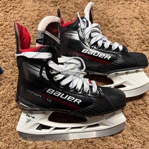Like New Bauer Vapor X4 Hockey Skates Regular Width Size 4.5 (Used)