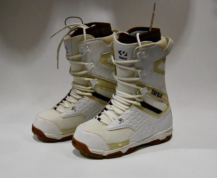 THIRTY TWO SNOWBOARD BOOTS WOMEN SIZE 9.5