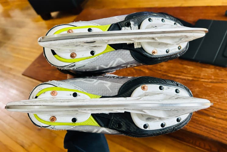 2021 Bauer Vapor Hyperlite Hockey Skates Regular Width Size 4 (Used)