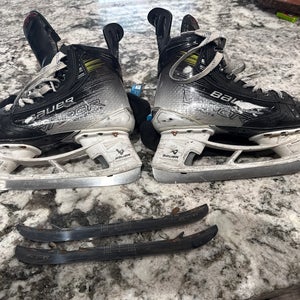 2023 Bauer Vapor Hyperlite 2 Hockey Skates Size 5.5 (Used)