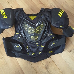 Medium Junior Bauer Supreme 3S Shoulder Pads (Used)