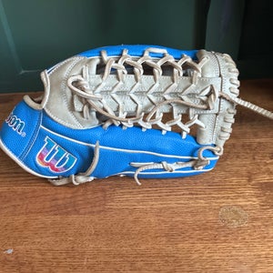2023 Wilson RH Outfield A2000 Baseball Glove 12.25" (Used)