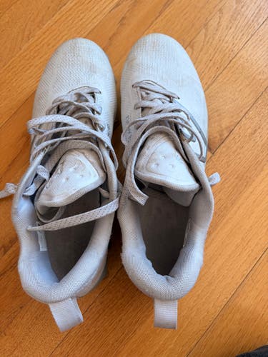 White Men's Adult Size M 8.0 (W 9.0) New Balance Low Top Turf Cleats (Used)