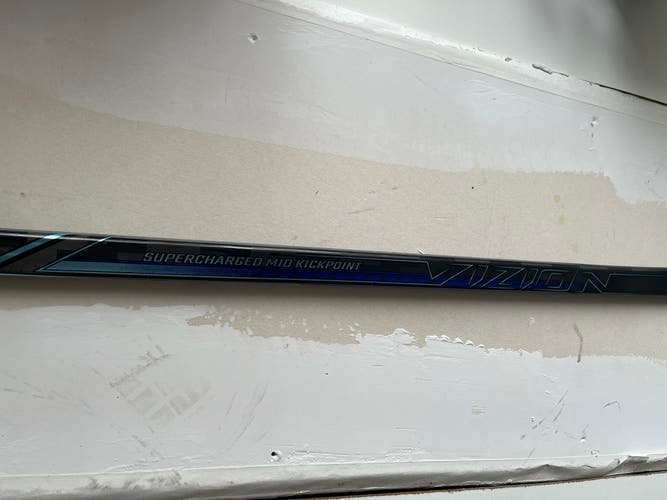 CCM Vizion 2-Mid Kick RH Hockey Stick P29+1/4”. 75 Flex