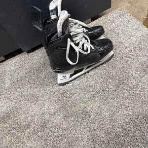Black 2024 Bauer Supreme Shadow Hockey Skates Regular Width Pro Stock 9.5 (Used)