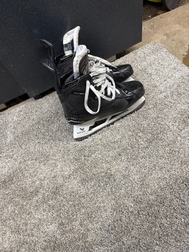 Black 2024 Bauer Supreme Shadow Hockey Skates Regular Width Pro Stock 9.5 (Used)
