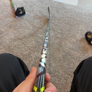 Youth Bauer Vapor Hyperlite 2 Right Handed Hockey Stick Less Than 30 Flex (Used)