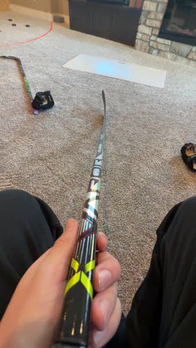Youth Bauer Vapor Hyperlite 2 Right Handed Hockey Stick Less Than 30 Flex (Used)