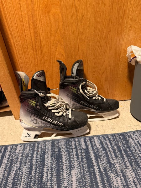 2023 Bauer Vapor Hyperlite 2 Hockey Skates Regular Width 8 (Used)