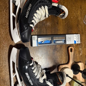 Black/White 2025 Bauer Vapor Flypro Hockey Skates Regular Width 9.5 (Used)