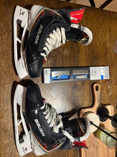 Black/White 2025 Bauer Vapor Flypro Hockey Skates Regular Width 9.5 (Used)