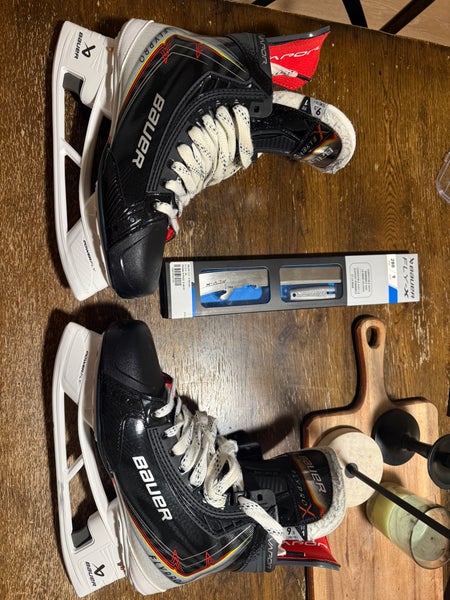 Black/White 2025 Bauer Vapor Flypro Hockey Skates Regular Width 9.5 (Used)