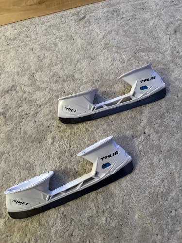 True Stock Skate Hockey Skates Regular Width 8 (New)