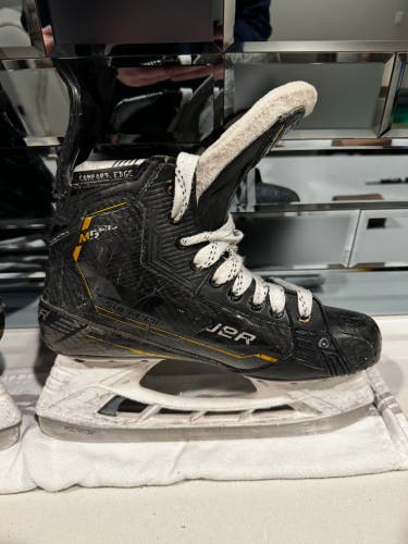 2022 Bauer Supreme M5 Pro Hockey Skates Regular Width 8 (Used)