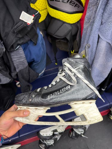 Black/Gray 2023 Bauer Vapor Hyperlite 2 Hockey Skates Regular Width Pro Stock 10.5 (Used)