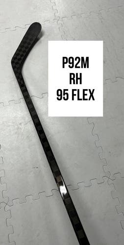Senior(1x)Right P92M 95 Flex ProBlackStock™ Unbranded Blackouts Pro Stock Hockey Sticks